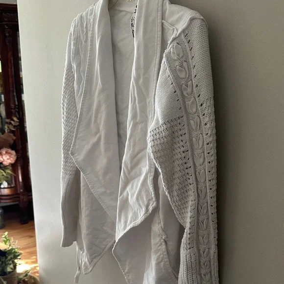 Leo & Nicole Elegant White Draped Cardigan - Picture 7 of 8